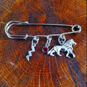Gryffindor Charm Pin. Oversized Safety Pin. New.
